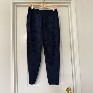 Athleta Brooklyn mid-rise ankle pants. Navy camo. 6P.